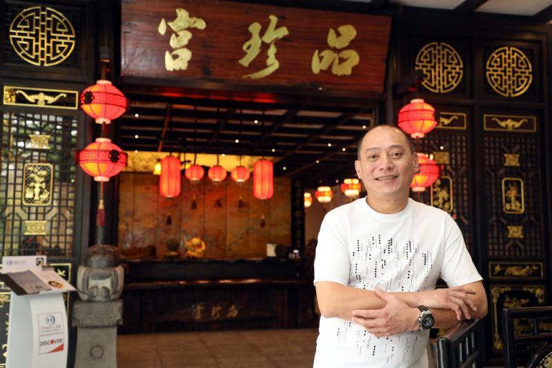 品珍宫老板梁耀明认为工业区空间较宽敞，适合打造豪气中国风餐馆。