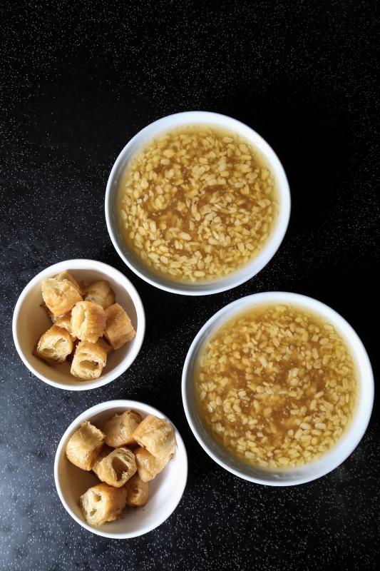 乐食轩的招牌菜之一豆爽，老板林仰潮自有一套吃豆爽的方法。（叶振忠摄影）