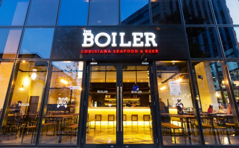 大成工业区的西餐馆The Boiler，不同时段吸引不同食客。（餐馆提供）
