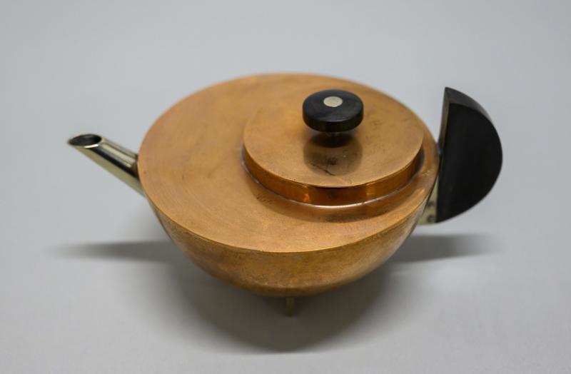 包豪斯女设计师玛丽安娜·布兰特（Marianne Brandt）1924年设计的几何形金属茶壶“布兰特茶具”，既美观又实用。她去掉茶壶上任何装饰，回归到最简单的形状，反复试验，让工厂造出倒茶时不滴洒，小巧玲珑的茶壶。（法新社）