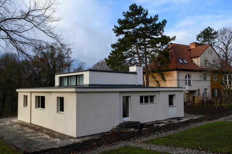 魏玛包豪斯建筑群中仅存的“号角屋”（Haus am Horn）经历多年改建后，今年恢复原貌，将于5月18日开放。这个被联合国教科文组织列为世界文化遗产的建筑，由乔治·蒙克（Georg Muche）为1923年第一场包豪斯展览而设计，是学院的第一间试验室，被视为现代主义建筑和生活的原型。（法新社）