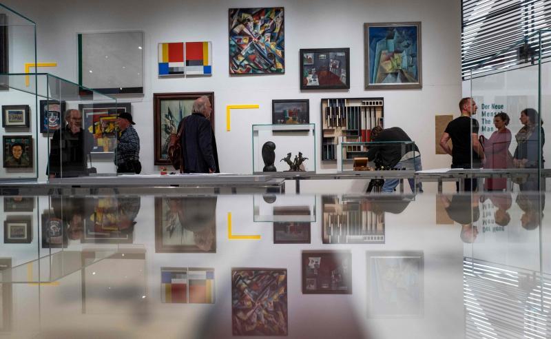 魏玛包豪斯博物馆展出包豪斯画家导师的绘画，包括俄国的瓦西里·康定斯基（Wassily Kandinsky）、美国的保罗·克利（Paul Klee）、德国的里昂内·费宁格（Lyonel Feininger）、奥斯卡·施莱莫（Oskar Schlemmer）等的作品。（法新社）