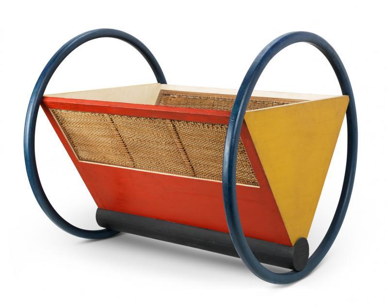 彼得·克勒（Peter Kele）在1922年设计的包豪斯婴儿摇篮，灵感来自康定斯基的《色彩理论》。摇篮由简单的形状如三角形和矩形及原色组成，以红黄色块为主体，蓝色圆形摇杆被认为是包豪斯特色。（中新社）