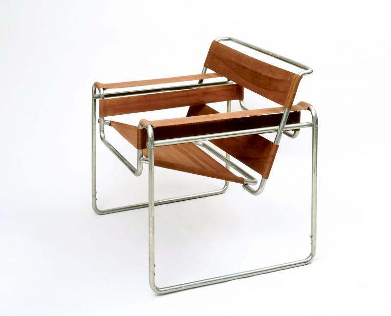 匈牙利出生的现代主义建筑师和家具设计师马歇·布劳耶（Marcel Breuer）1925年设计的世界第一张钢管椅——瓦西里（Wassily），以包豪斯导师、俄罗斯画家瓦西里·康定斯基（Wassily Kandinsky）命名。它从脚踏车受到启发，把传统平板座椅改成悬垂、有支撑力的，主要材料是不锈钢和布条，减轻椅子重量，乃20世纪经典之作。他也是首个采用电镀镍来装饰金属的设计师。（法新社）