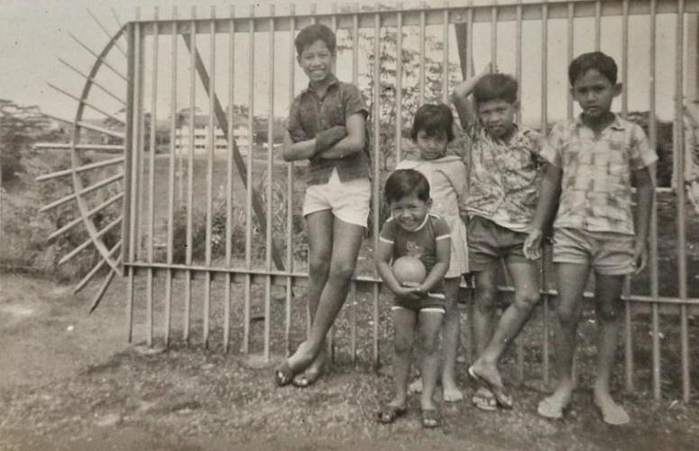 罗兹兰(左一)的父亲是海军警察,他从1961年至1972年在这个海军基地宿舍度过童年时光,背后是禁区围篱。(罗兹兰提供)