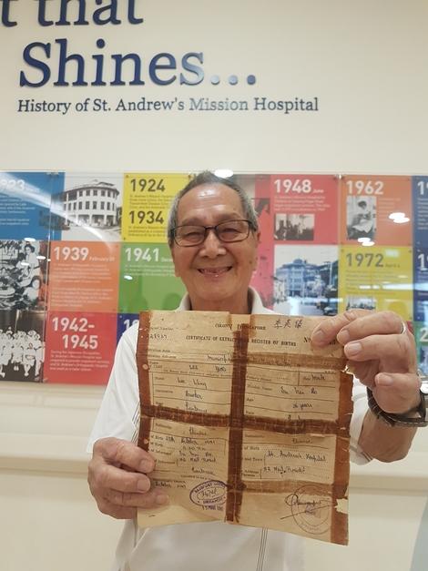 何财成是1941年圣安德烈教会妇幼医院关闭前，在那里出世的宝宝。（陈爱薇摄）
