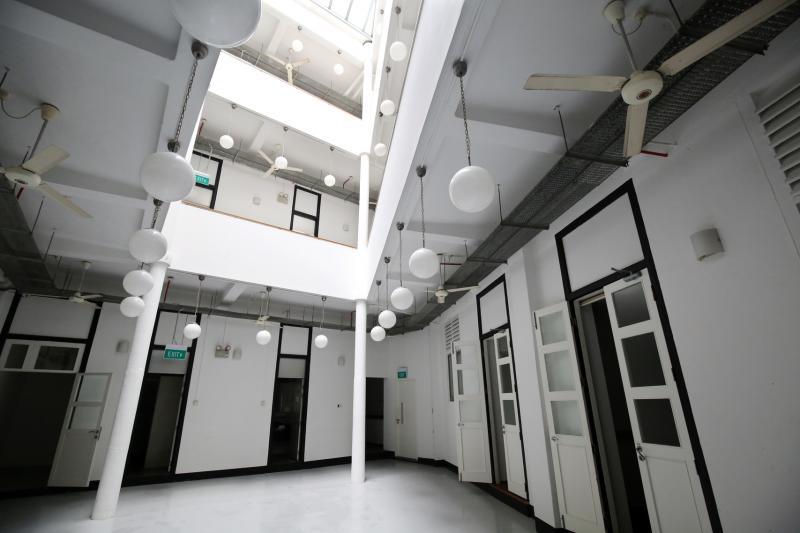 这座建筑曾作为办公楼,租户添加灯饰和冷气,内部相当具时代感。(梁麒麟摄)