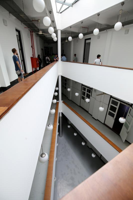 医院建筑像是“三角形的甜甜圈”，中空设计提供采光和保持空气流通。（梁麒麟摄）
