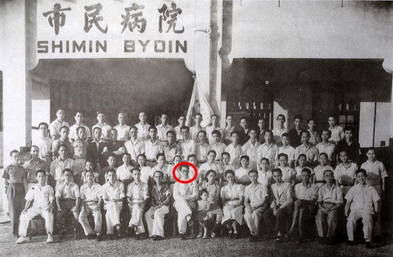 日治时期何文烈医生(红圈者)肩负重开妇幼医院的新任务,医院当时改名为市民病院。(取自“Syonan Interlude”)