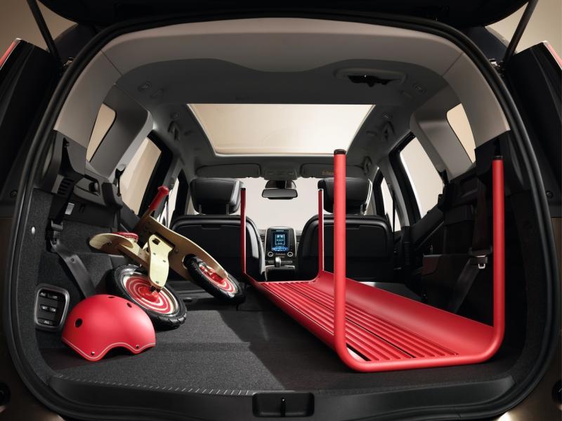 行李厢空间有233公升，第三排座椅平放后可增至596公升。