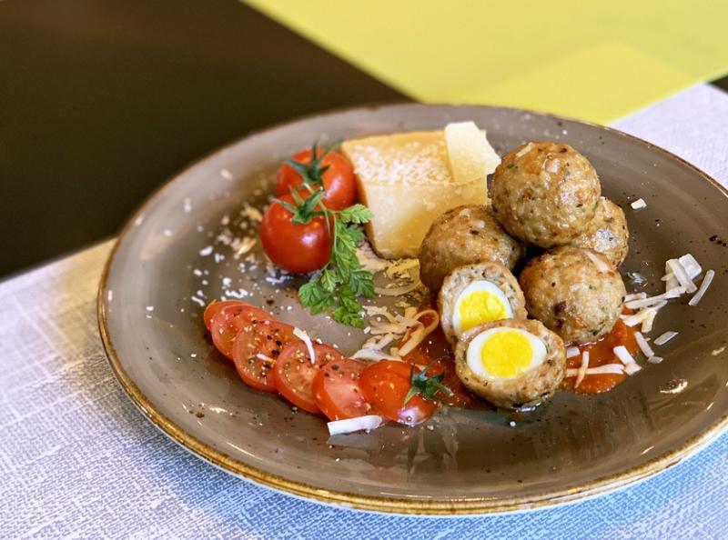 新加坡卡尔登城市酒店的芝士马铃薯猪肉苏格兰蛋。