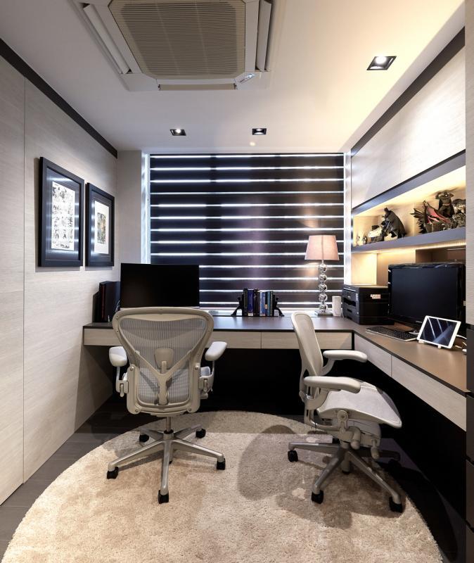 书房空间不大,但在设计师的巧思下,也能供两人同时办公,甚至还有书架,实用性强。