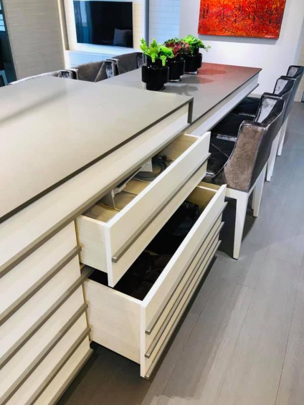 设计师擅于打造储物空间,浴室的洗脸盆之下,以及厨房中央岛下面,打开后都是储物抽屉。