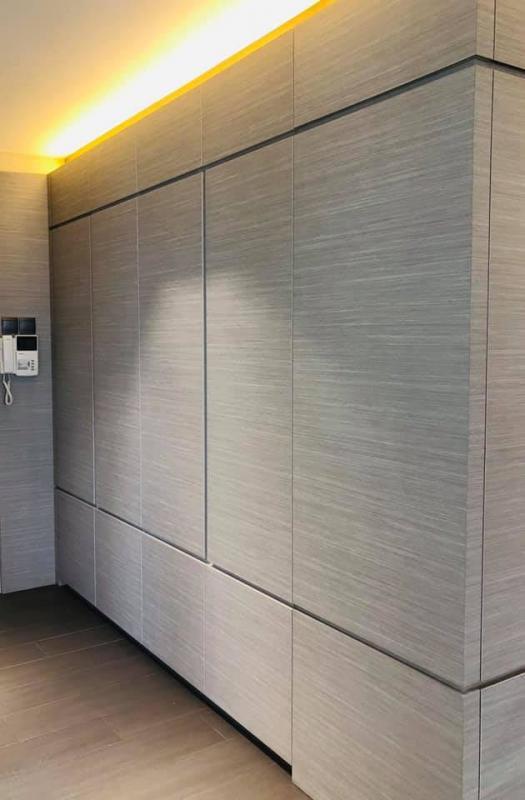 走道旁的木质墙不仅作为间隔, 还是隐蔽式柜子。