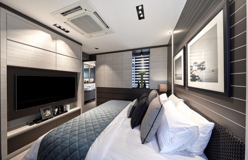 主人房的色调深沉柔和,中央冷气在天花板,床头挂上画作,极像酒店客房。