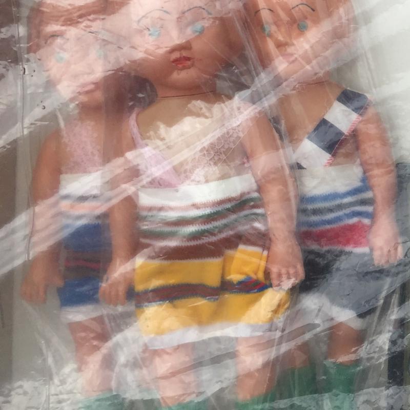 旧洋娃娃静静地看着人们来来去去。