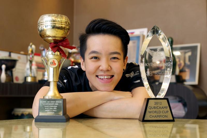 黄琳芷与她的保龄球职业生涯中最重要的两座奖杯：（左）2003年首次获得本地保龄球赛冠军，（右）2012年首次夺下世界冠军。