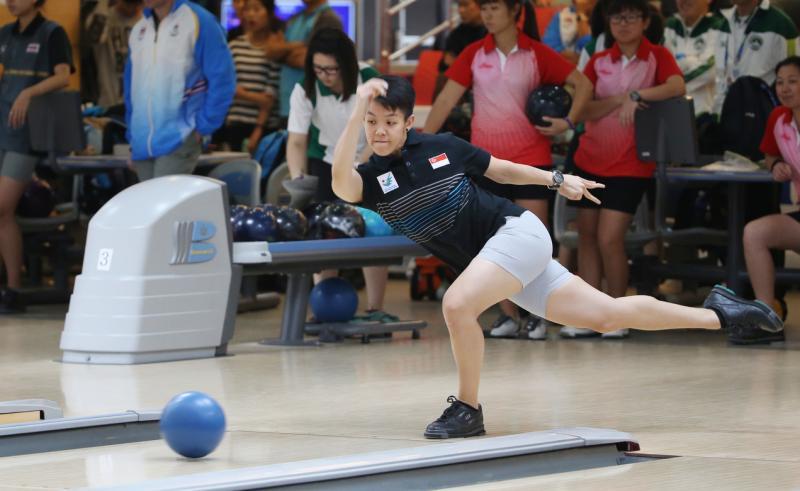 2014年，黄琳芷在第17届仁川亚运会女子保龄球赛，助我国保龄球女队夺下五人团体赛金牌。（档案照）
