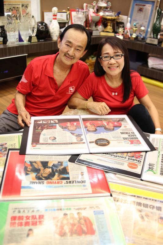 母亲陈美卿（右）自黄琳芷受到媒体关注的第一个报道就开始收集跟女儿有关的剪报，至今已收藏了八大文件夹。父亲黄就成（左）则一直是女儿的“司机”，直到女儿20岁生日获赠一辆车为止。