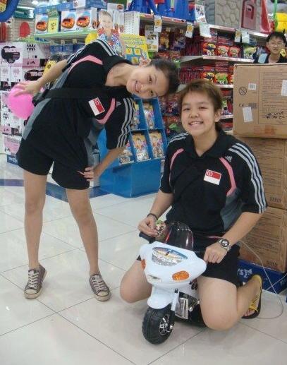 姐妹俩从小就爱打保龄球，黄琳芷（右）入选国家队，妹妹黄琳芳（左）只在国家青年队待了一年。