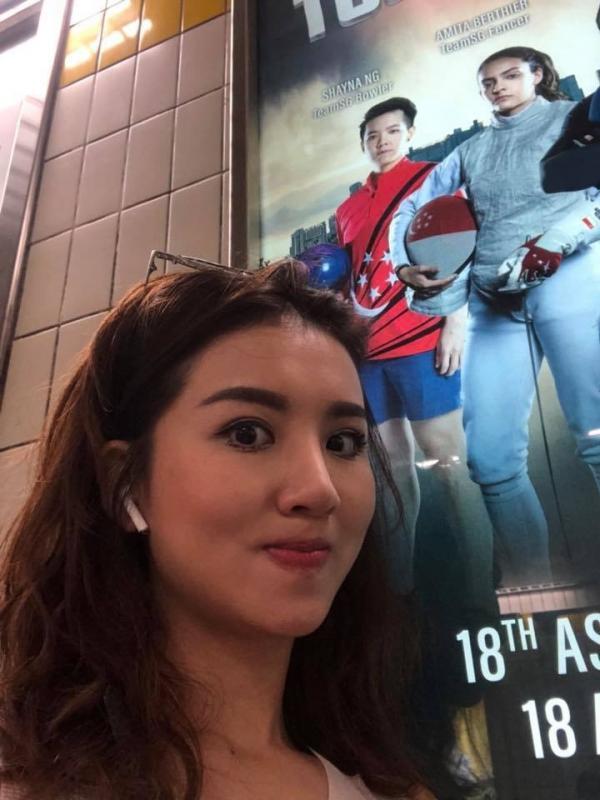 妹妹黄琳芳在公共场所看到姐姐黄琳芷的海报忍不住自拍。（受访者提供）