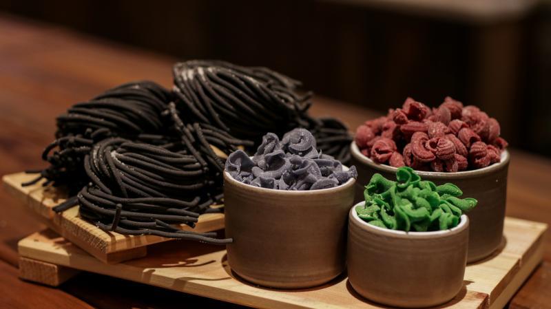 Pasta Supremo选用蝶豆花、甜菜根、胡萝卜、菠菜、活性炭等食材为意面打造不同色泽。(Pasta Supremo)