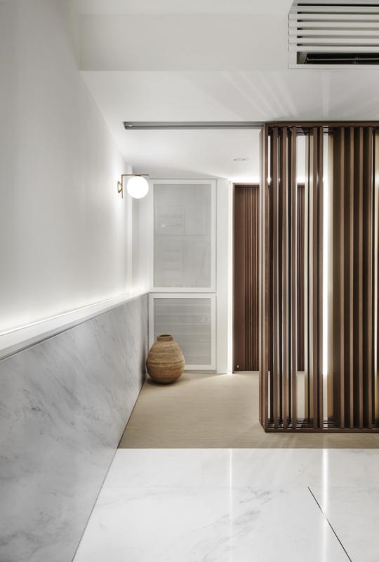 大门入口打造实木条活动屏风，作为入口和饭厅的缓冲，屋主能根据需求让屋内若隐若现或完全隐蔽。