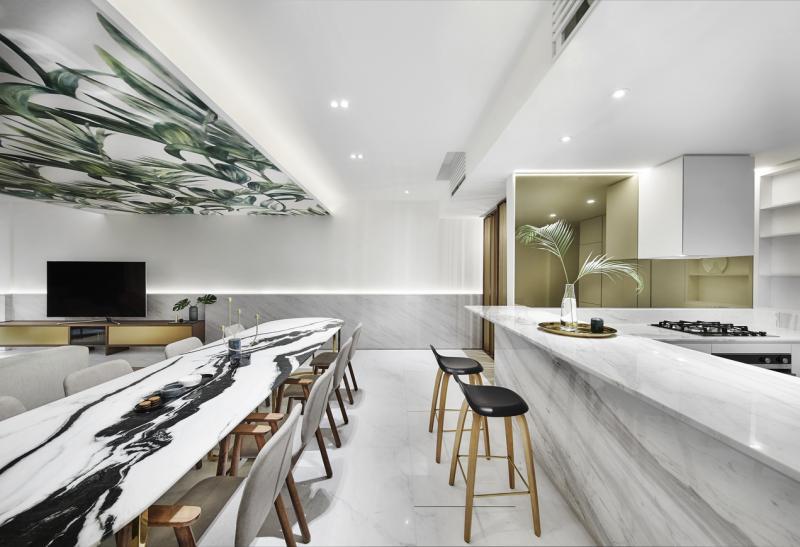 天花板的墙纸巧妙地设在饭厅和客厅天花板之间，是全屋视觉聚焦的中心点，也用来区分活动空间，象征从饭厅过渡到客厅。