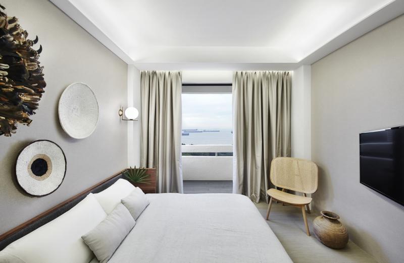 每间房，包括客房都有面海的阳台。