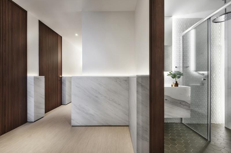 卧室的木门和大门入口的活动实木屏风打破空白，带来和谐感。