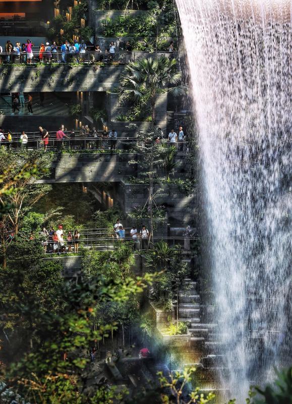 置身星耀樟宜宛如走入奇幻花园,正如建筑师萨夫迪说的:“一个繁忙的飞机场最需要的就是一个祥和、安宁,让旅人憩息的世外桃源。”