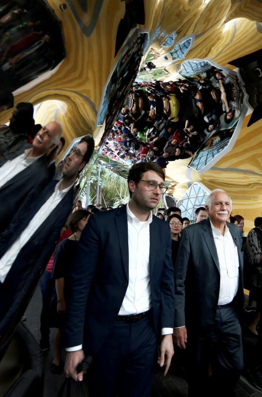 充满奇幻的镜子迷宫映现访客的身影。