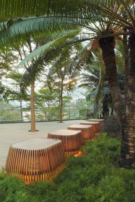 木座椅里藏着冷气管与灯管。