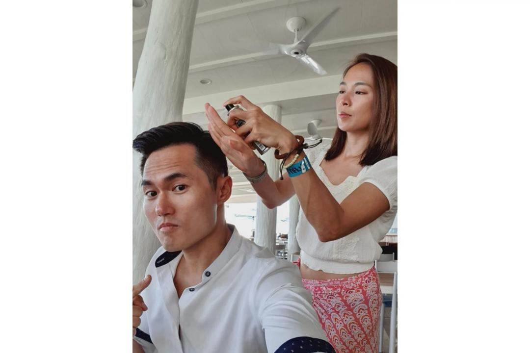 有懿充当造型师，为搭档博客Keith弄头发。（受访者提供）　