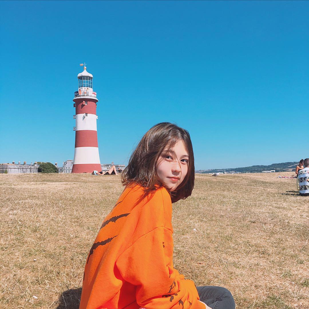 丘立询在普利茅斯地标性景点Plymouth Hoe留影。(受访者提供)