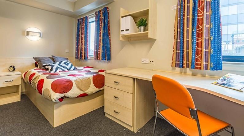丘立询所居住St Thomas Court学生公寓内的单人公寓房型。(capitolstudents.com)