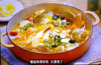 作为定格动画，画面中每件物品都要先制作实物，其中最难制作的是食品和料理。