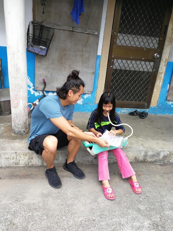 陈邦鋆（左）主持《线人2》。（哇哇映画照片）　