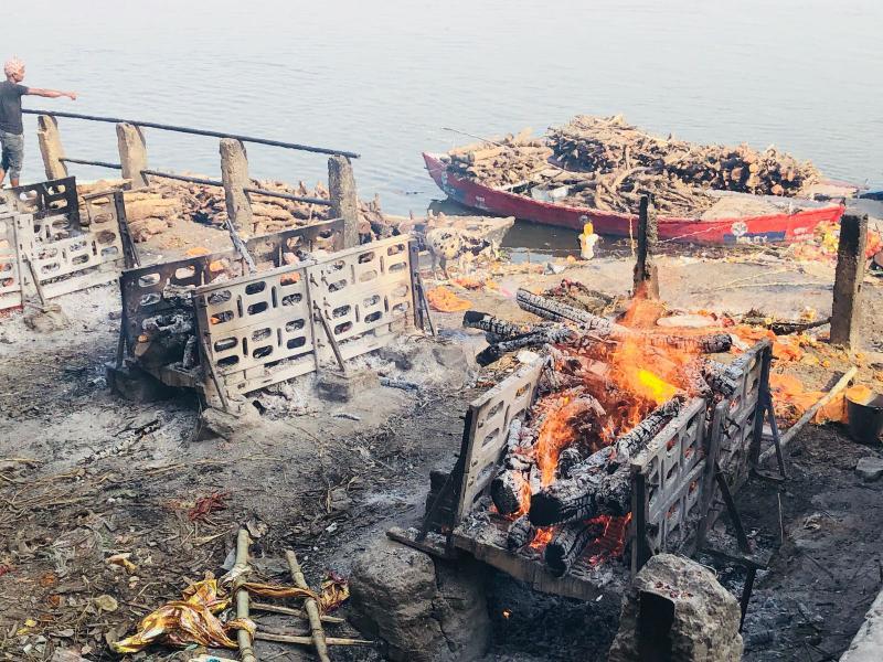 《线人》摄制组在印度恒河拍摄火葬的过程。（哇哇映画提供照片）