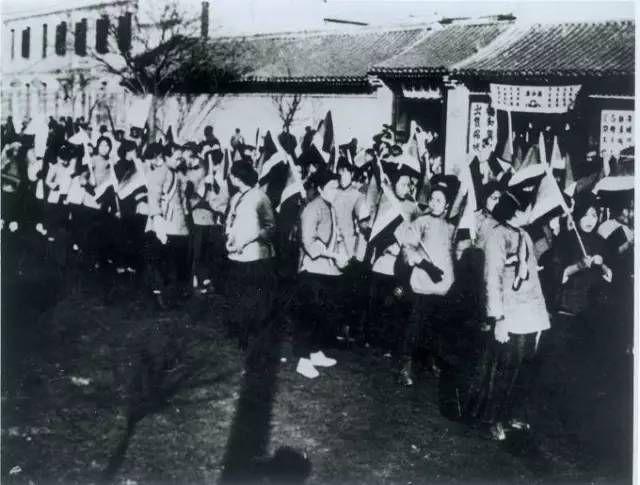 五四运动中的学生游行队伍(互联网)
