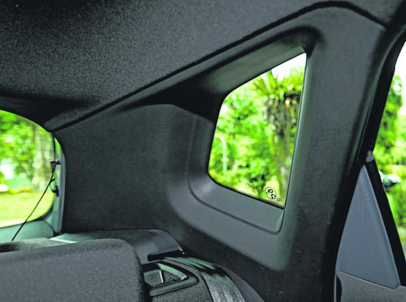 C柱的玻璃窗让后座乘客有宽敞的空间感。