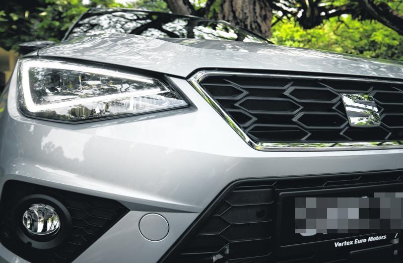 车头和车后灯都是LED。