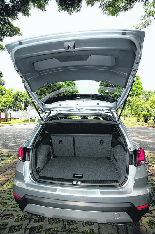 行李厢有400公升，以小型SUV来说是很宽敞的。