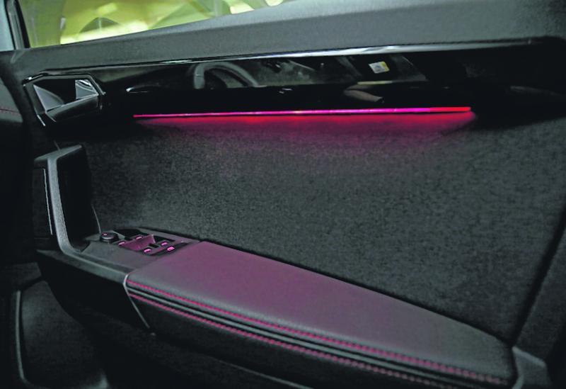 车室前座两旁的红色气氛灯是加分设计。