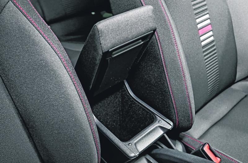 中控扶手厢采宽口窄身设计，放不下多少东西。