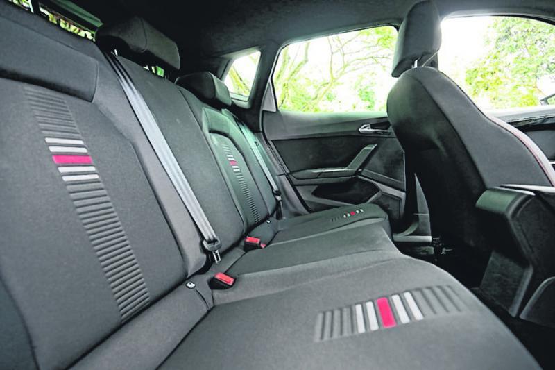 车子后座空间足够。