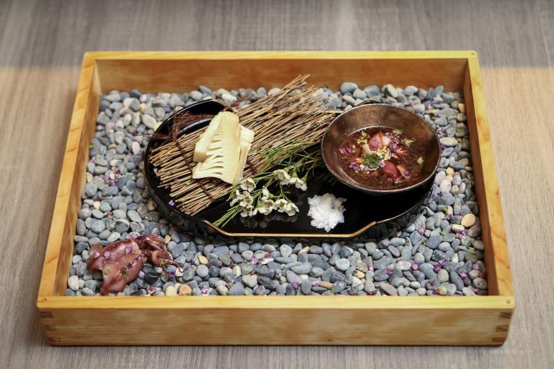 Kappou主厨朱戊焮以日本当季食材,自创料理。(叶振忠摄影)