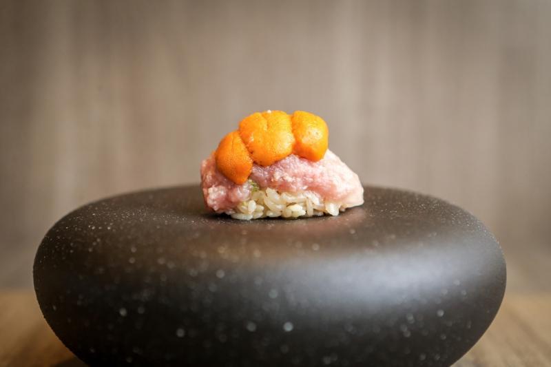 Kappou餐馆的吞拿鱼冰块寿司。(叶振忠摄影)