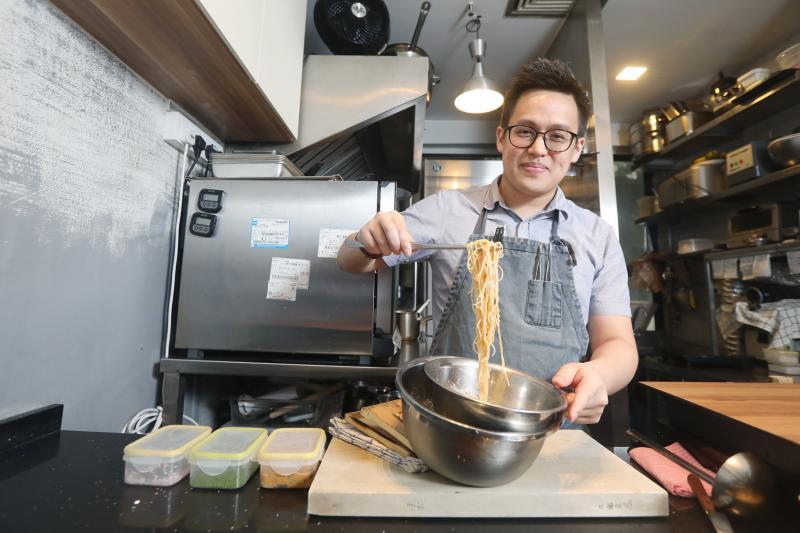 Il Den的刘骏义拥有西餐厅经验,现在自创欧日料理。(梁伟康摄影)