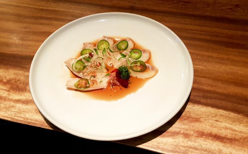 Akira Back的比目鱼生鱼片,搭配墨西哥辣椒和紫苏叶,并淋上日式甜醋。(黄亿敏摄影)